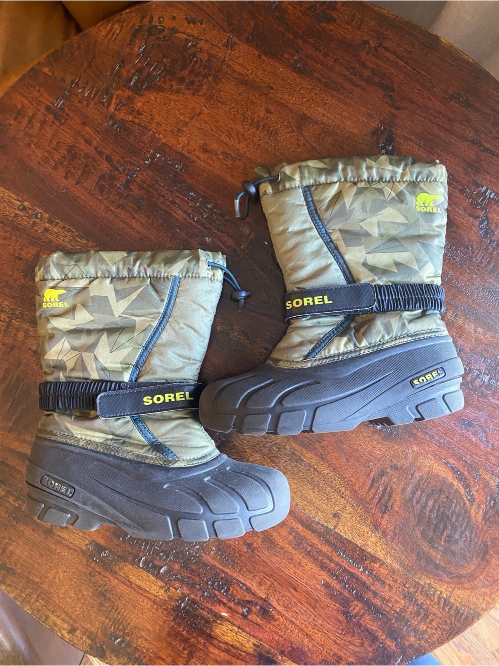 Sorel Flurry Youth Boots  Winter kids size 4 camo waterproof insulated